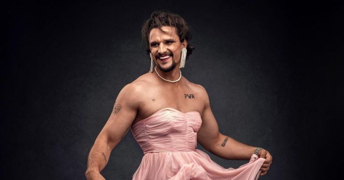 Тарас Цимбалюк у рожевій сукні