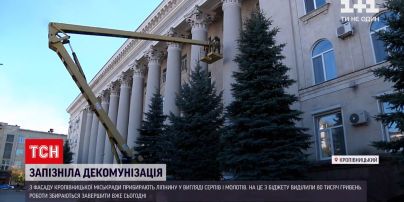 Новости Украины: с фасада городского совета Кропивницкого начали снимать серпы с молотами