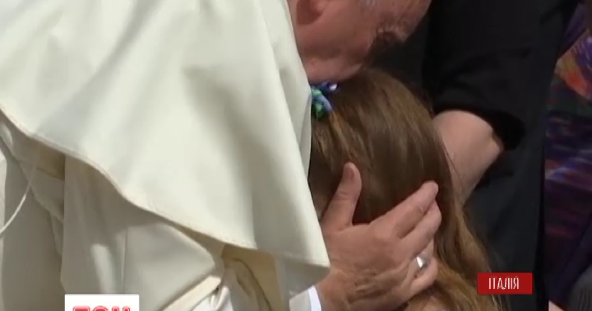 Папа Римский благословил больную девочку