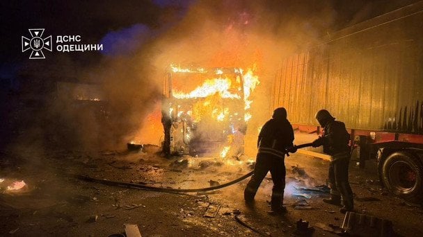 29 серпня. На Одещинаі через російський удар загинула людина, ще троє поранені. Крім того, загорілося 8 вантажних автівок з продуктами харчування, а також суха трава поруч. Вогнеборці оперативно ліквідували пожежі. / © ДСНС