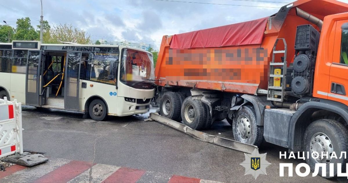 Авария в Киеве с участием маршрутки и КАМАЗа
