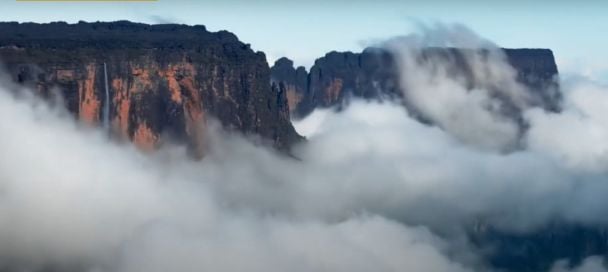 Хмари навколо підніжжя гори створюють ілюзію острова, що ширяє в небі / © скриншот з відео