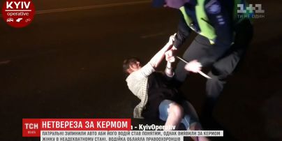 В столице пьяная водительница разлеглась на дороге, когда ее пытались задержать полицейские