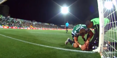 В Португалии футболист спас жизнь вратарю, который потерял сознание во время матча