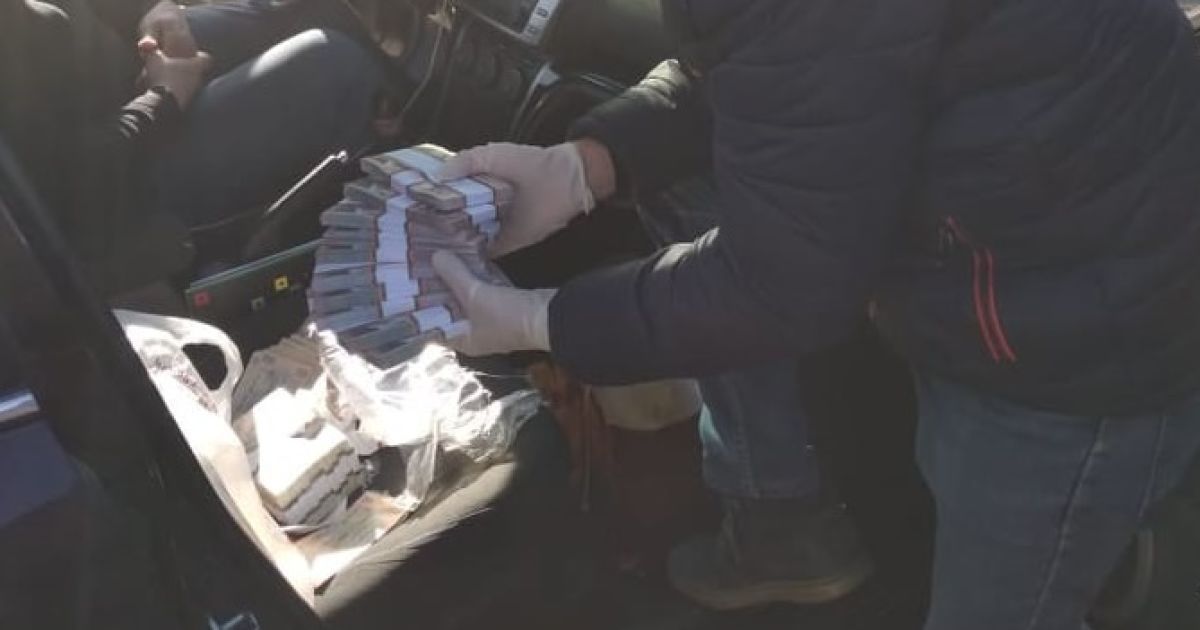 У запоріжжі двох службовців затримали на хабарі у 700 тисяч гривень