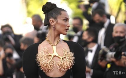 С золотыми легкими на обнаженной груди: Белла Хадид появилась в Каннах в роскошном платье