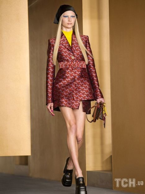 Коллекция Versace прет-а-порте сезона осень-зима 2021-2022 / © East News