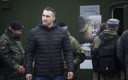 Владимир Кличко и Украинская команда передали 204 батальона броневик: защитит от пуль, мин и засад