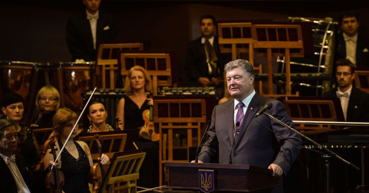 Порошенко в Харькове открыл органный зал, в котором не успели настроить орган