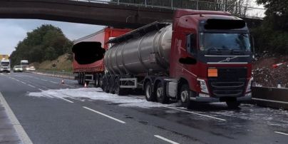 В Англии после ДТП на дорогу вылились тысячи литров джина