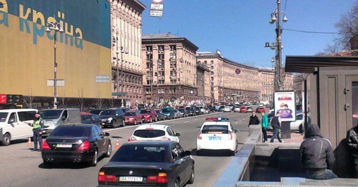 Организаторы митинга перекрыли машинами половину проезжей части