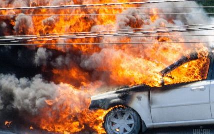 На Львовщине водитель сжег свой внедорожник, на котором насмерть сбил 20-летнего мотоциклиста