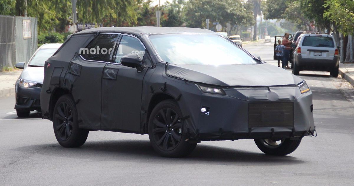Японцы вывели на тесты семиместный Lexus RX