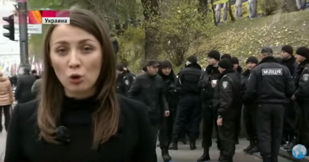 Журналистка записывала видео на фоне полицейских в старой форме