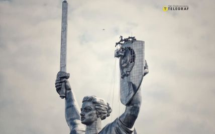 У Києві демонтують радянську символіку з "Батьківщини-матері": фото