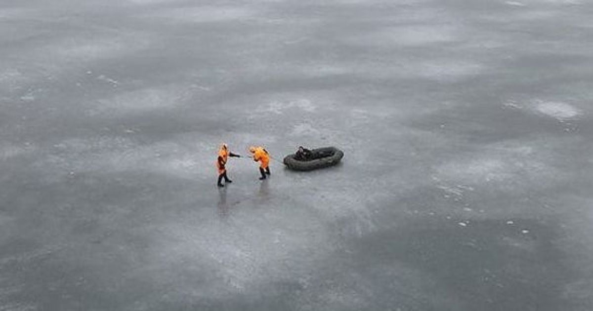 40 хвилин борсався у крижаній воді: під Миколаєвом рятувальники дістали чоловіка з порізаними долонями