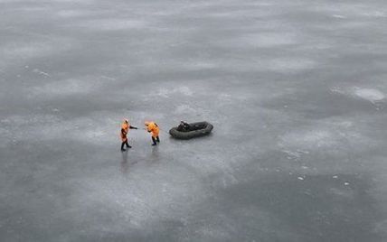 40 хвилин борсався у крижаній воді: під Миколаєвом рятувальники дістали чоловіка з порізаними долонями
