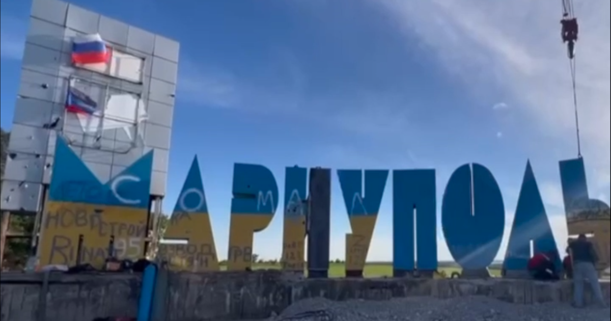 В Мариуполе оккупанты начали торговлю ворованной гуманитарной помощью