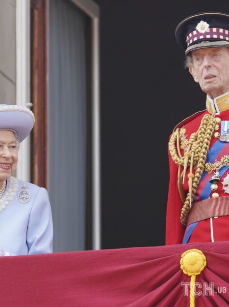 Королева Елизавета II на балконе Букингемского дворца с двоюродным братом герцогом Кентским / © Associated Press