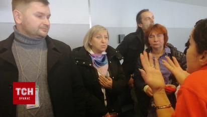 Пасажири в очікуванні рейсу взяли в "заручники" представників Bravo Airways