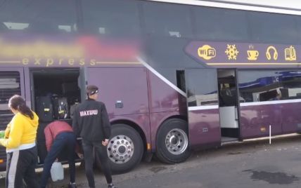 На кордоні України з Угорщиною застрягли 12 автобусів з 600 громадянами Молдови