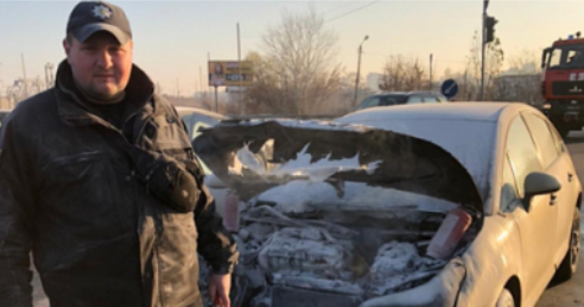 У Києві на Харківському шосе автомобіль спалахнув просто на ходу