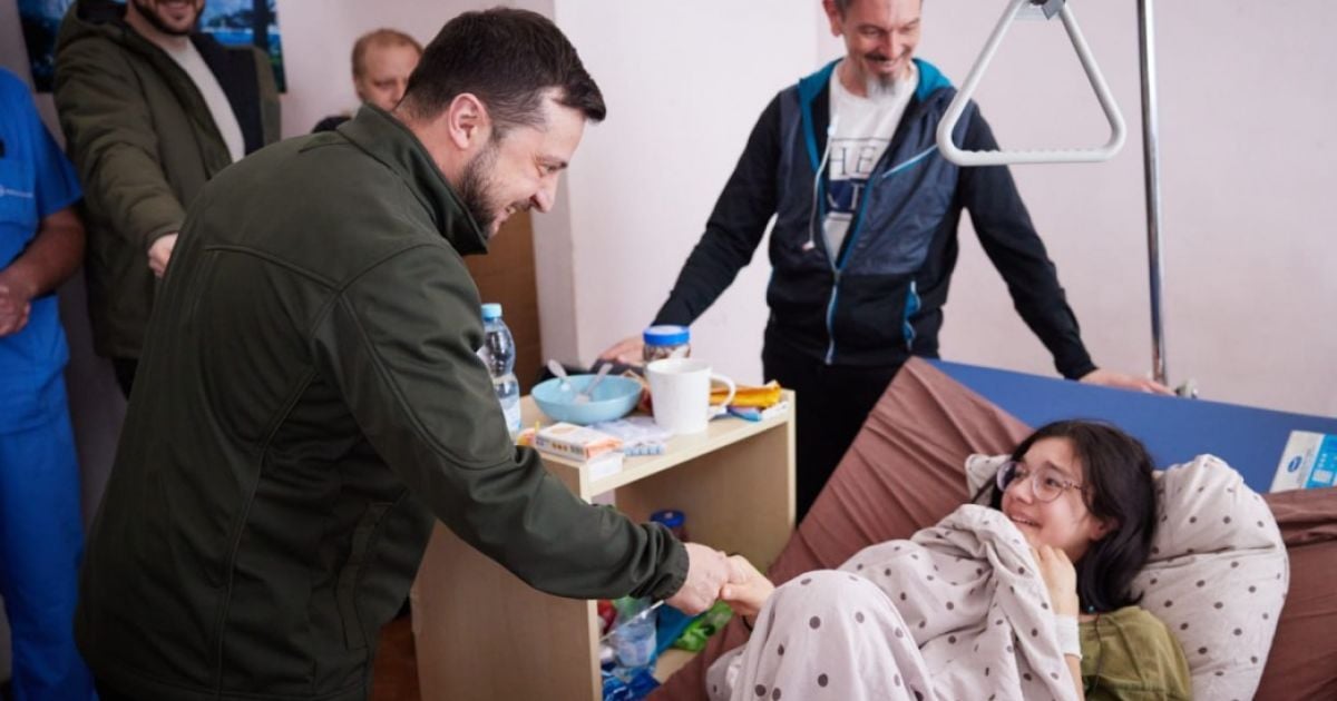 Президент Володимир Зеленський та 16-річна Катерина Власенко, яка була обстріляна окупантами, фото / ОПУ