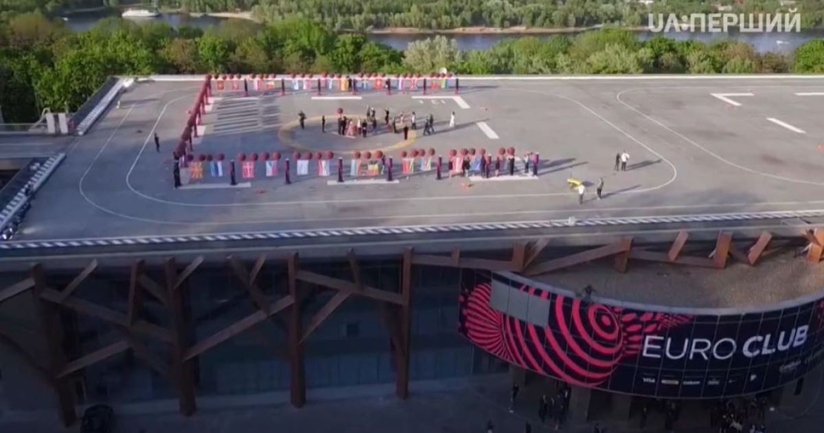 Прапори країн-учасниць "Євробачення-2017" злетіли у небо Києва / © YouTube