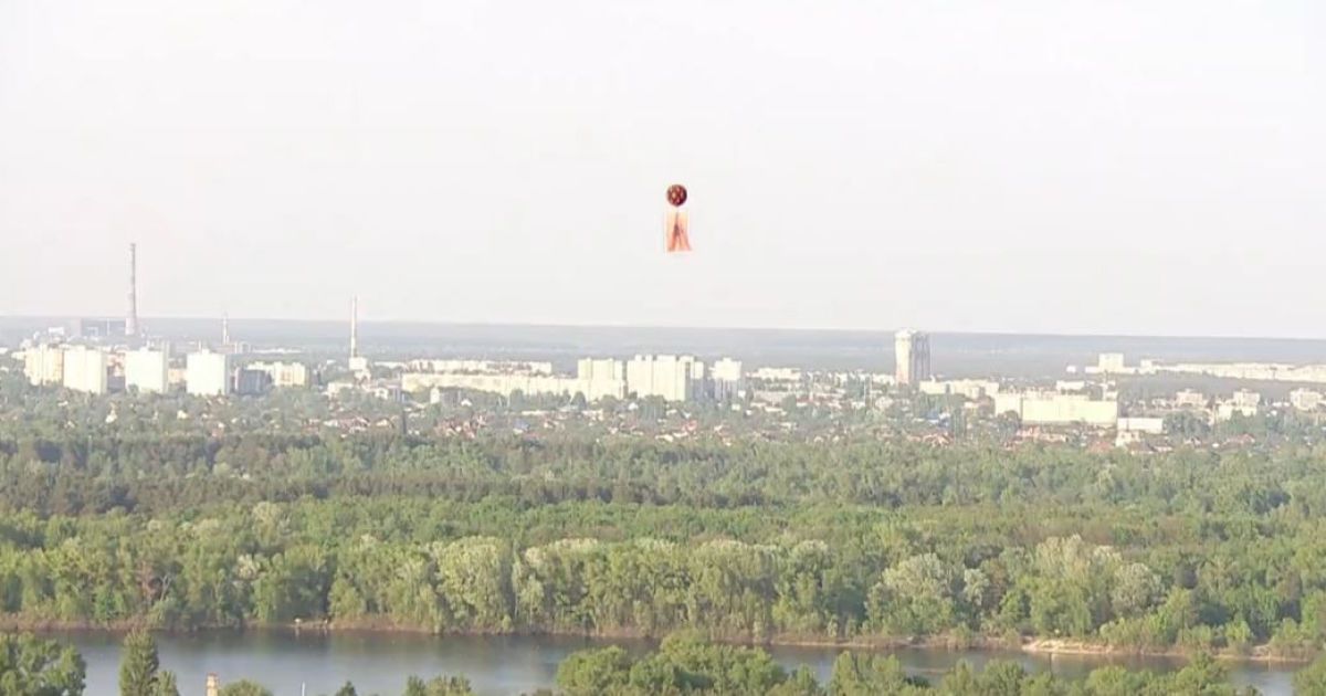 Прапори країн-учасниць "Євробачення-2017" злетіли у небо Києва / © YouTube