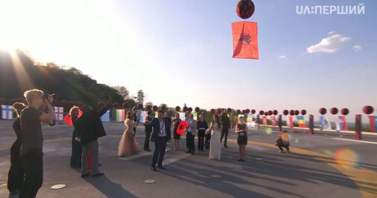 Прапори країн-учасниць "Євробачення-2017" злетіли у небо Києва / © YouTube