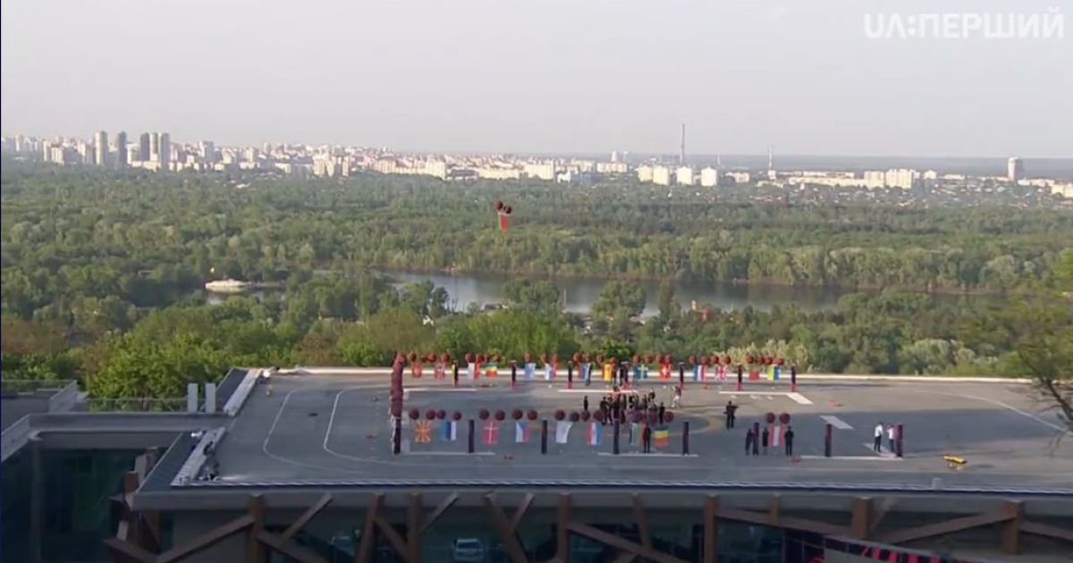 Прапори країн-учасниць "Євробачення-2017" злетіли у небо Києва / © YouTube