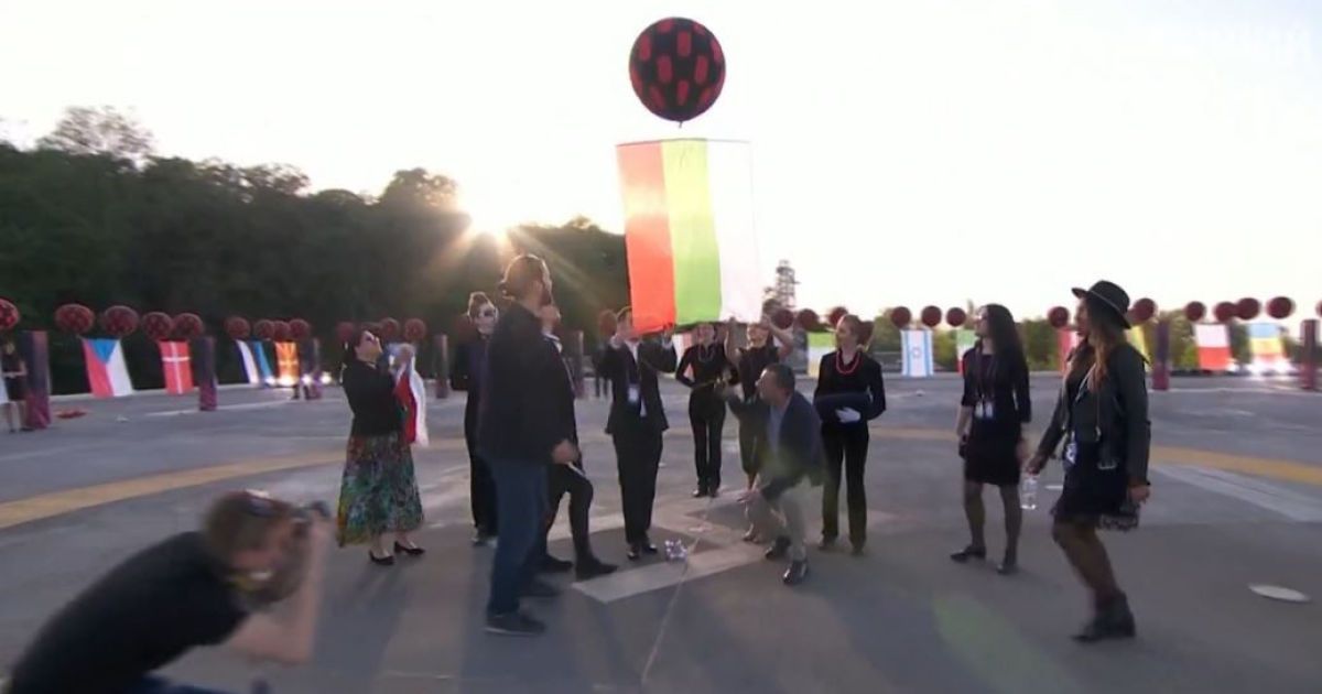 Прапори країн-учасниць "Євробачення-2017" злетіли у небо Києва / © YouTube