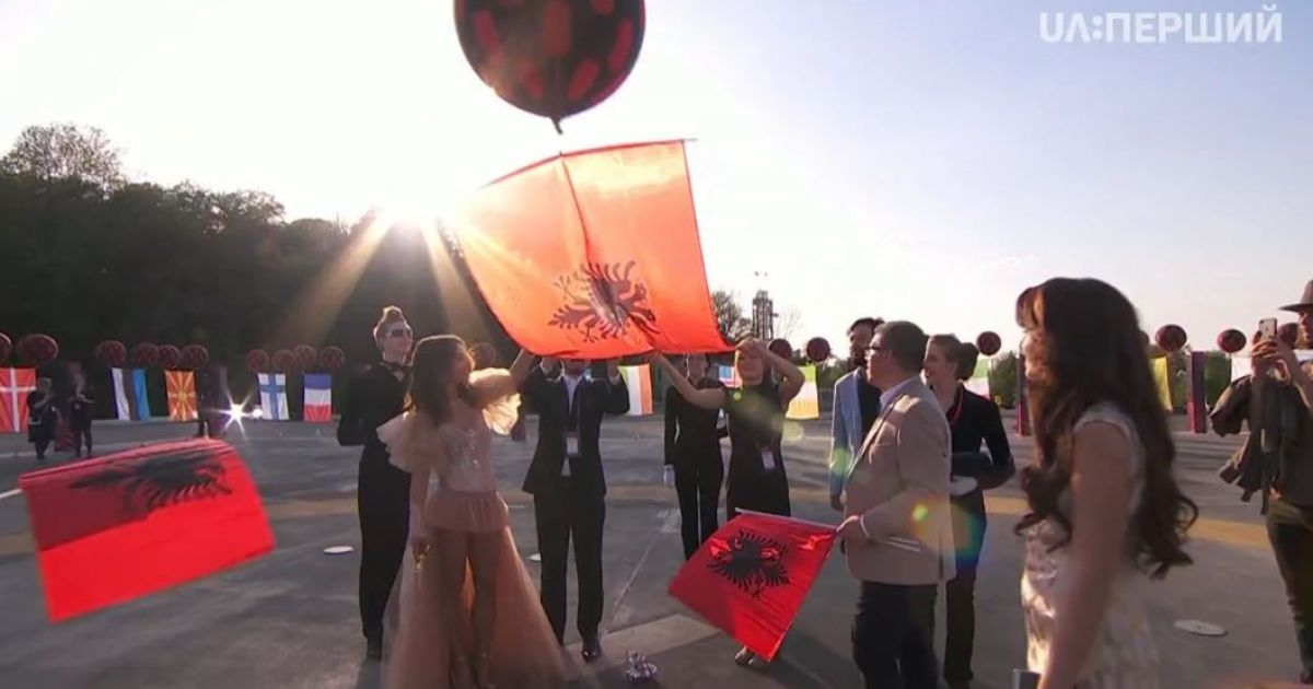 Прапори країн-учасниць "Євробачення-2017" злетіли у небо Києва / © YouTube