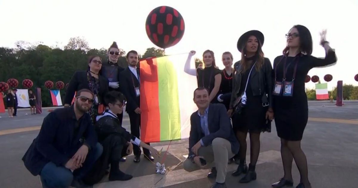 Прапори країн-учасниць "Євробачення-2017" злетіли у небо Києва / © YouTube