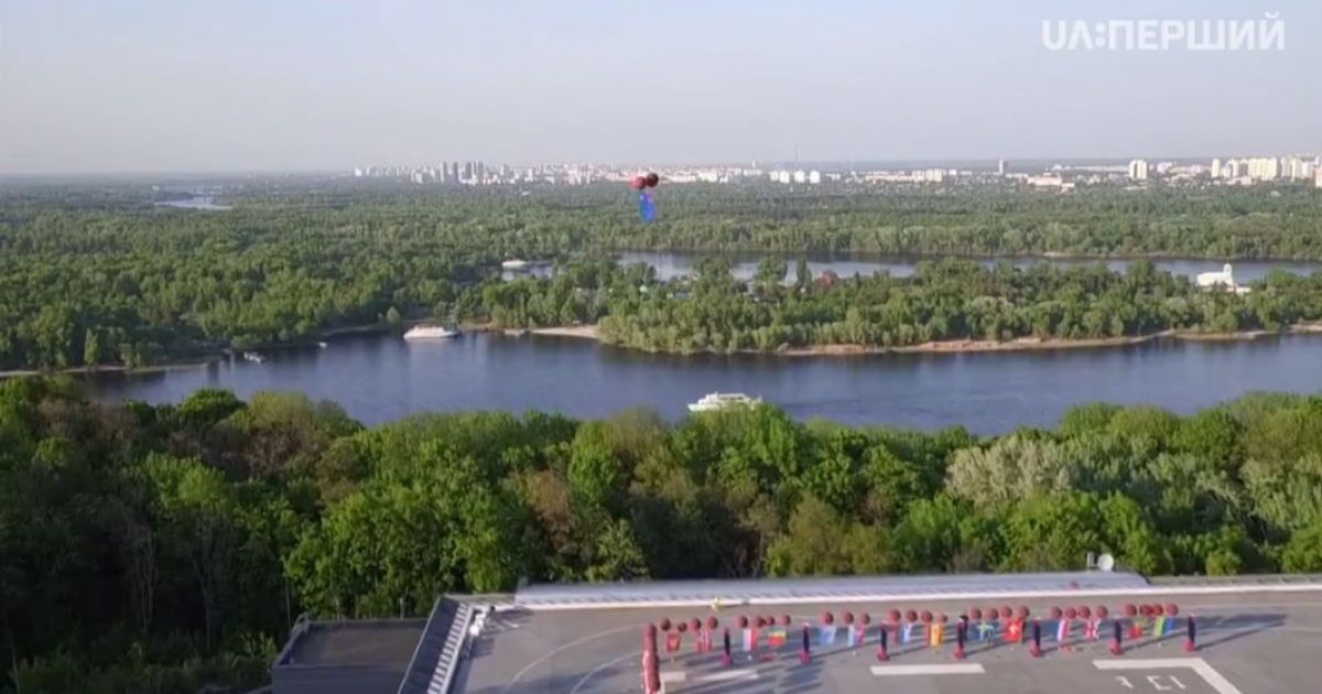 Прапори країн-учасниць "Євробачення-2017" злетіли у небо Києва / © YouTube