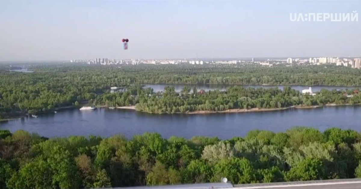 Прапори країн-учасниць "Євробачення-2017" злетіли у небо Києва / © YouTube