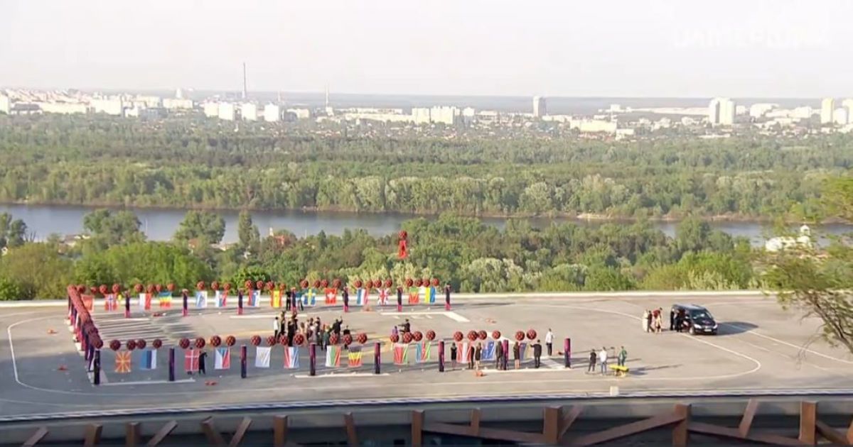 Прапори країн-учасниць "Євробачення-2017" злетіли у небо Києва / © YouTube