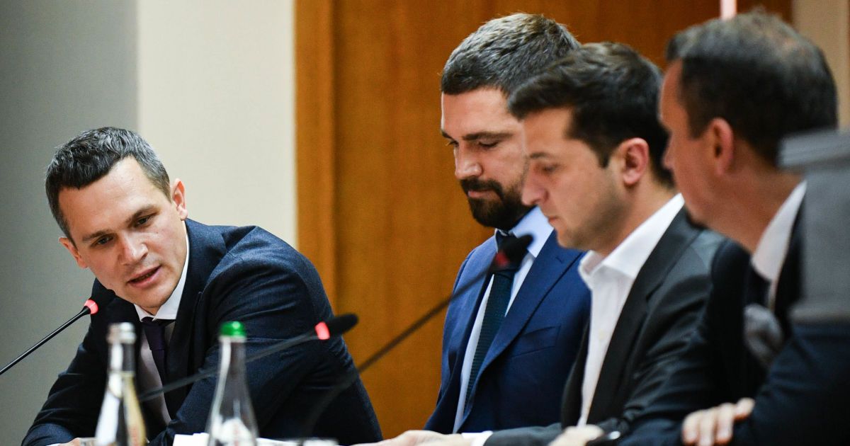 Зеленський представляє очільника Харківської ОДА Олексія Кучера (зліва)