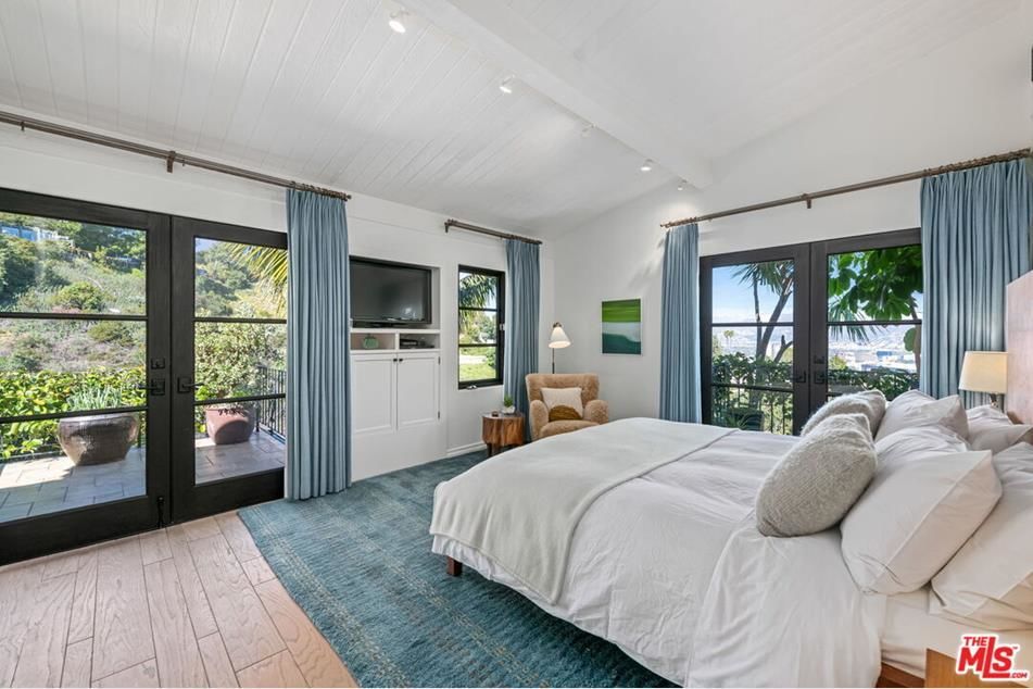 Шарлиз Терон продает собственное элитное поместье. Фото: TheMLS / © 