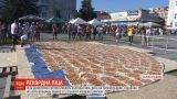 На Тернопільщині просто неба роблять найбільшу піцу в Україні