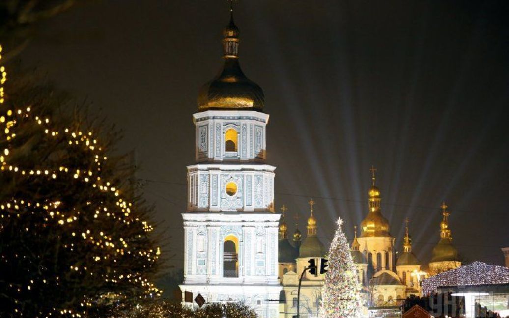 На День Святого Миколая у Києві запалили головну новорічну ялинку країни. / © УНІАН