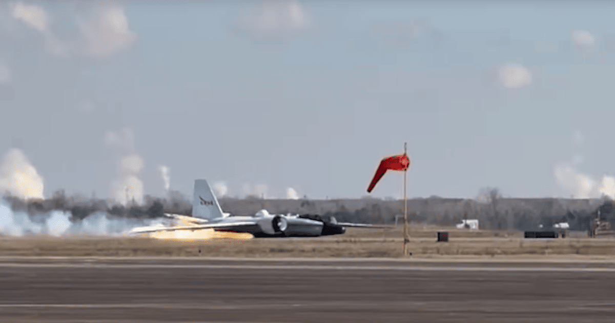 Самолет NASA аварийно сел в Хьюстоне