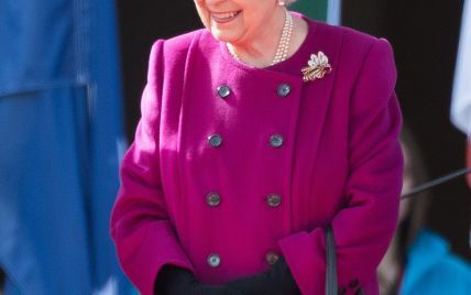 Королева Елизавета II в пальто цвета фуксии дала старт Играм Содружества