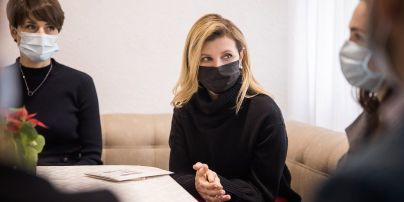 В черном свитере и клубничных штанах: новый аутфит Елены Зеленской
