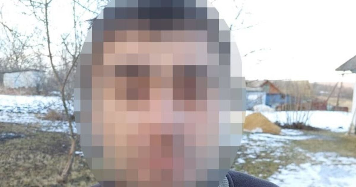 Побачив, що їсть з тарілки, і вбив: у Хмельницькій області чоловік повісив кота на металевій перекладині
