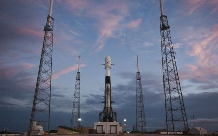 SpaceX запустит в космос ракету Falcon 9 с новой партией спутников для "глобального Wi-Fi"