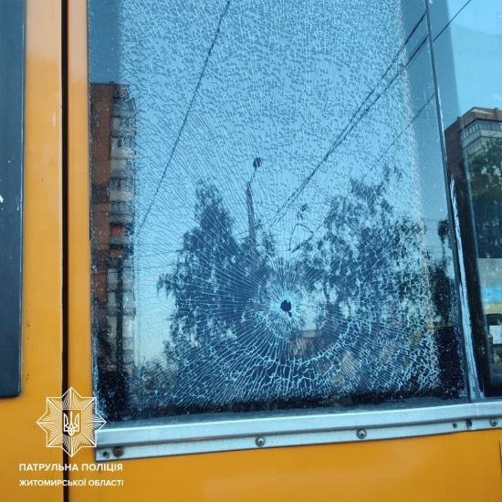 У Житомирі невідомі стріляли в автобус