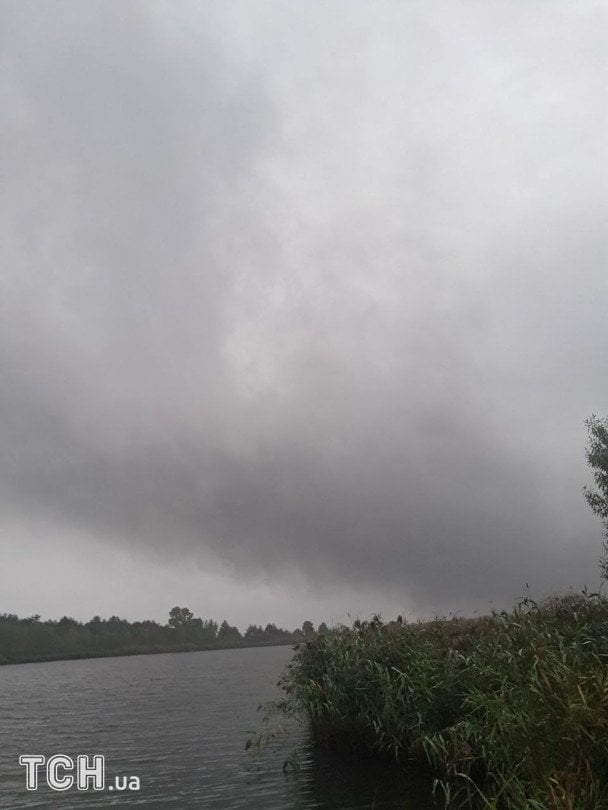 Посеред дня все небо стало чорним, як вночі
