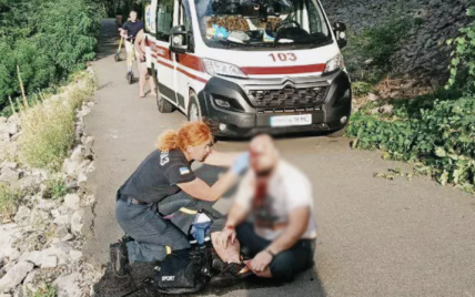 В Киеве велосипедист упал с шестиметровой высоты в воду