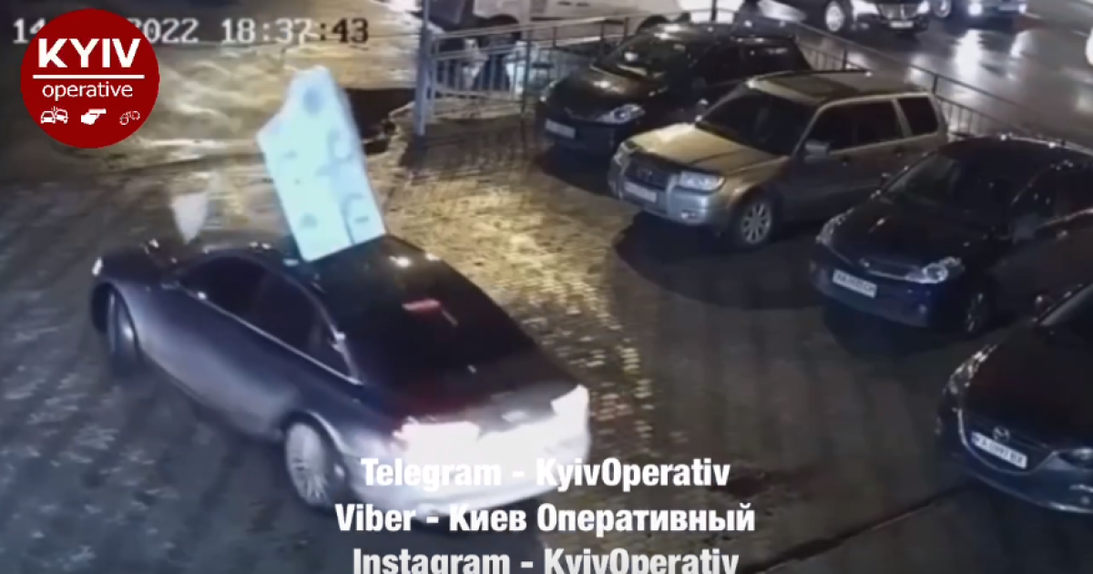 В Киеве шквальный ветер оторвал кусок фасада здания и швырнул на автомобиль: видео